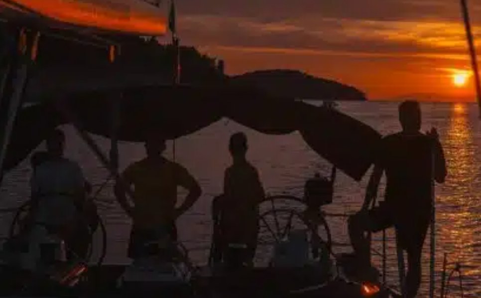 Ein Paar, das eine Katamaranfahrt genießt