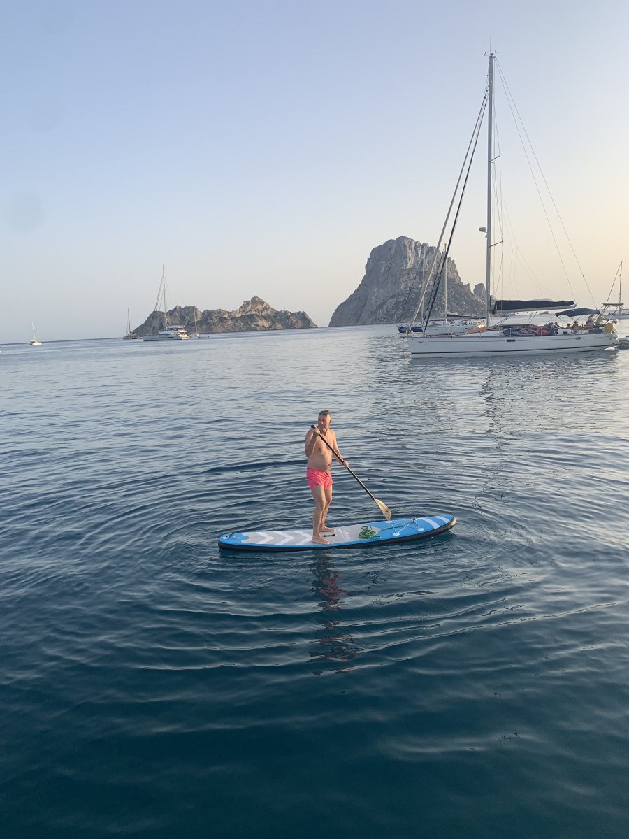 Barche turistiche che navigano nel Mediterraneo