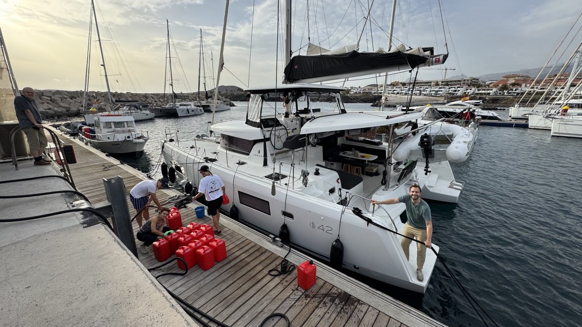 Explora el Atlántico en un viaje único en un lujoso catamarán.