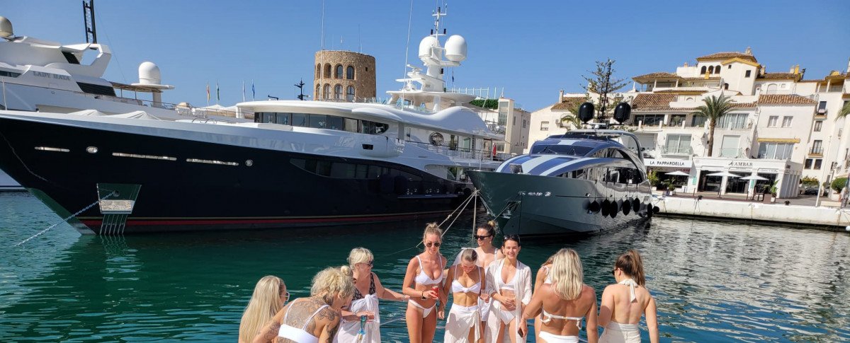 Esplora le strade e i negozi di lusso di Puerto Banús, Marbella.