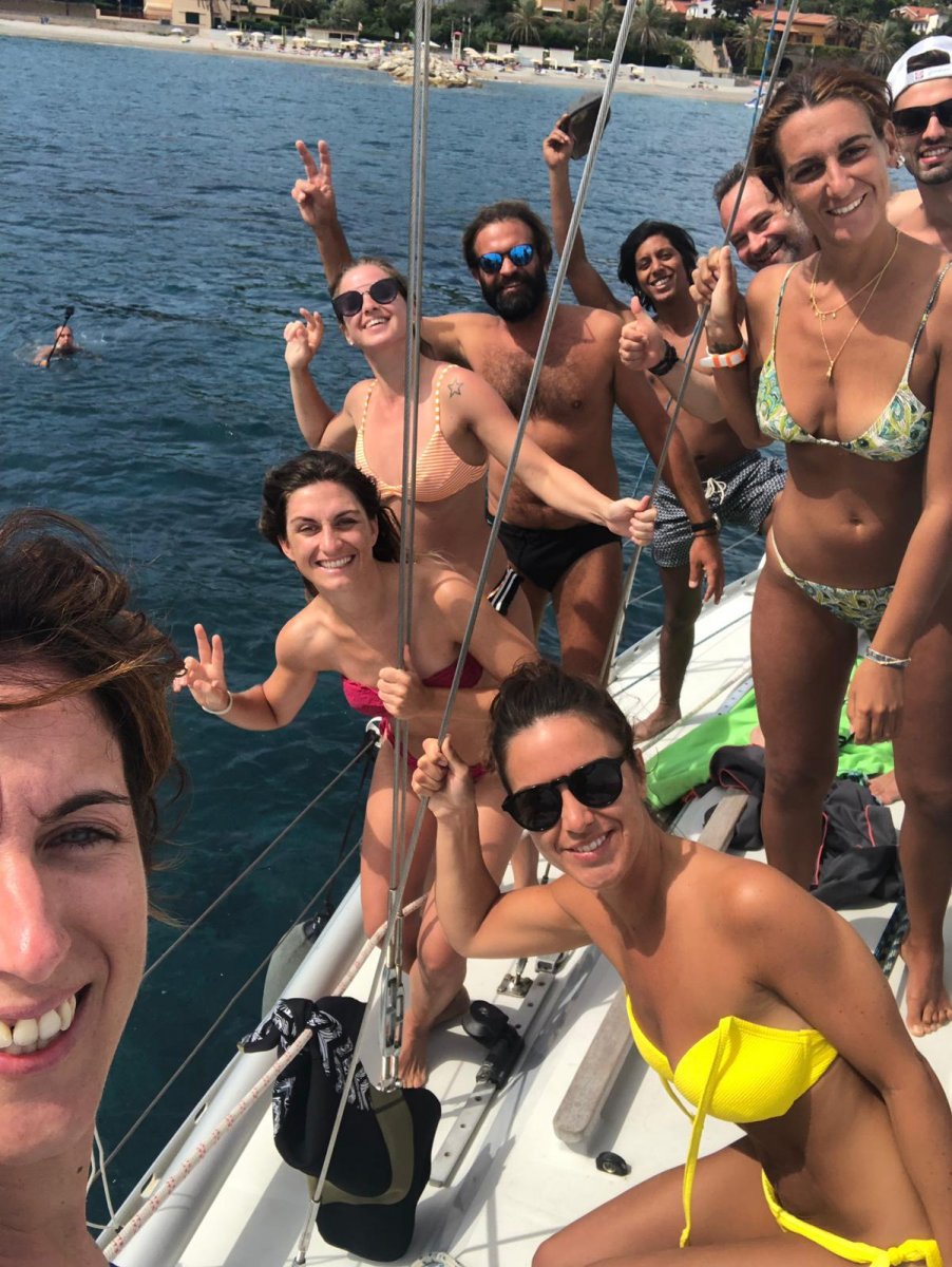 Godere della bellezza naturale dell'isola dell'Asinara in barca a vela.