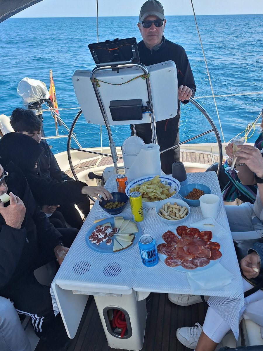 Le luci della città brillano in lontananza