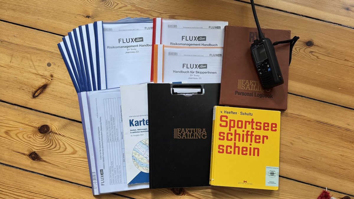 Ein Panoramablick auf die Berge und das Meer auf Teneriffa während einer 300 Seemeilen Reise