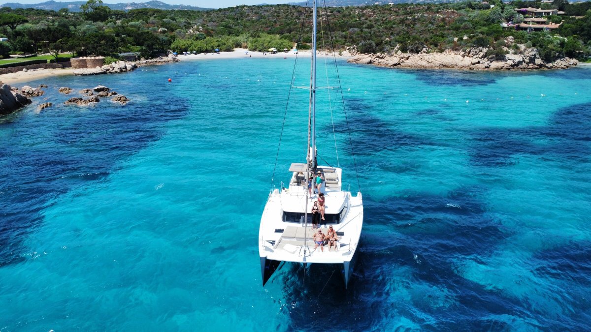 Viaja a la isla de Spargi en el Mediterráneo en un catamarán de lujo