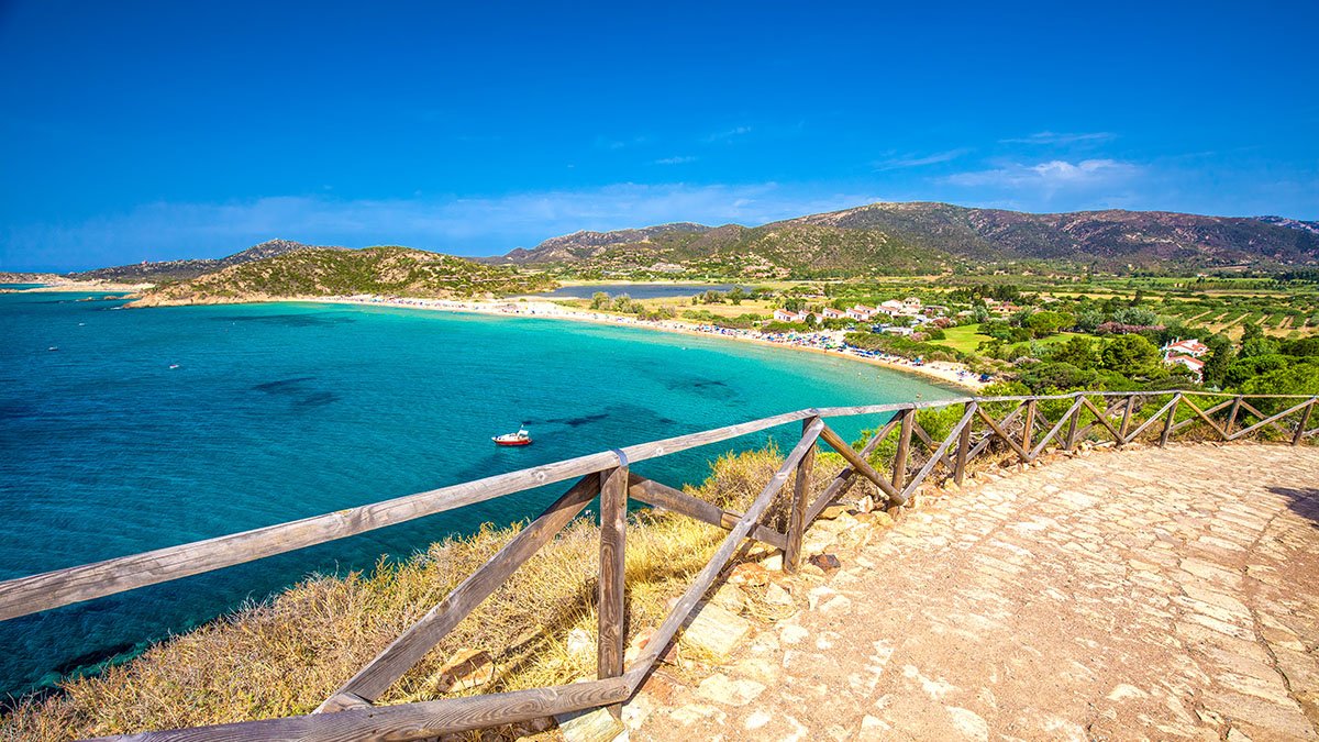 Erkunden der versteckten Buchten und Buchten Sardiniens und Korsikas an Bord eines eleganten Segelboots