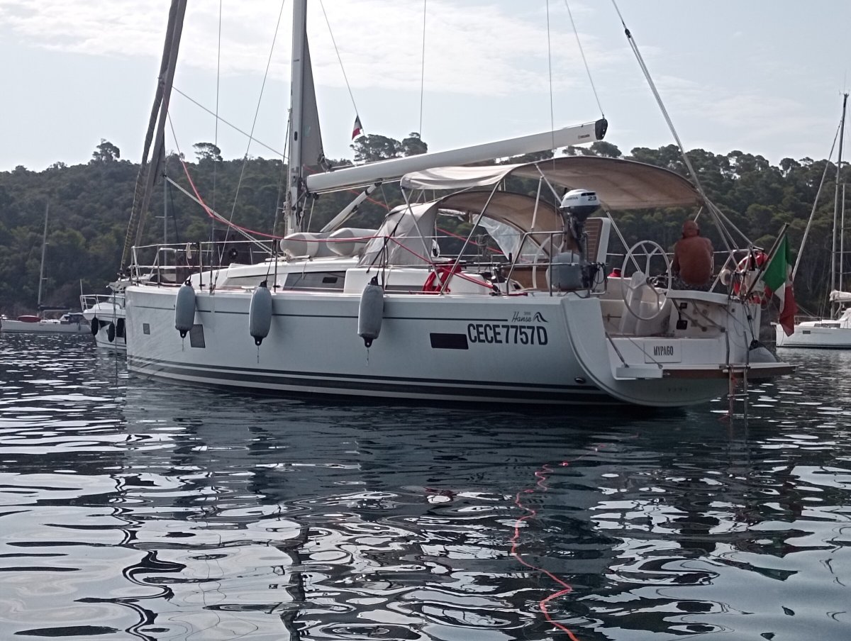 Barcos veleros en el puerto