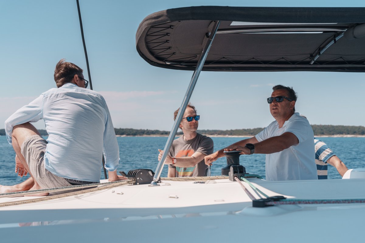 Formación de piloto de catamarán en Pula