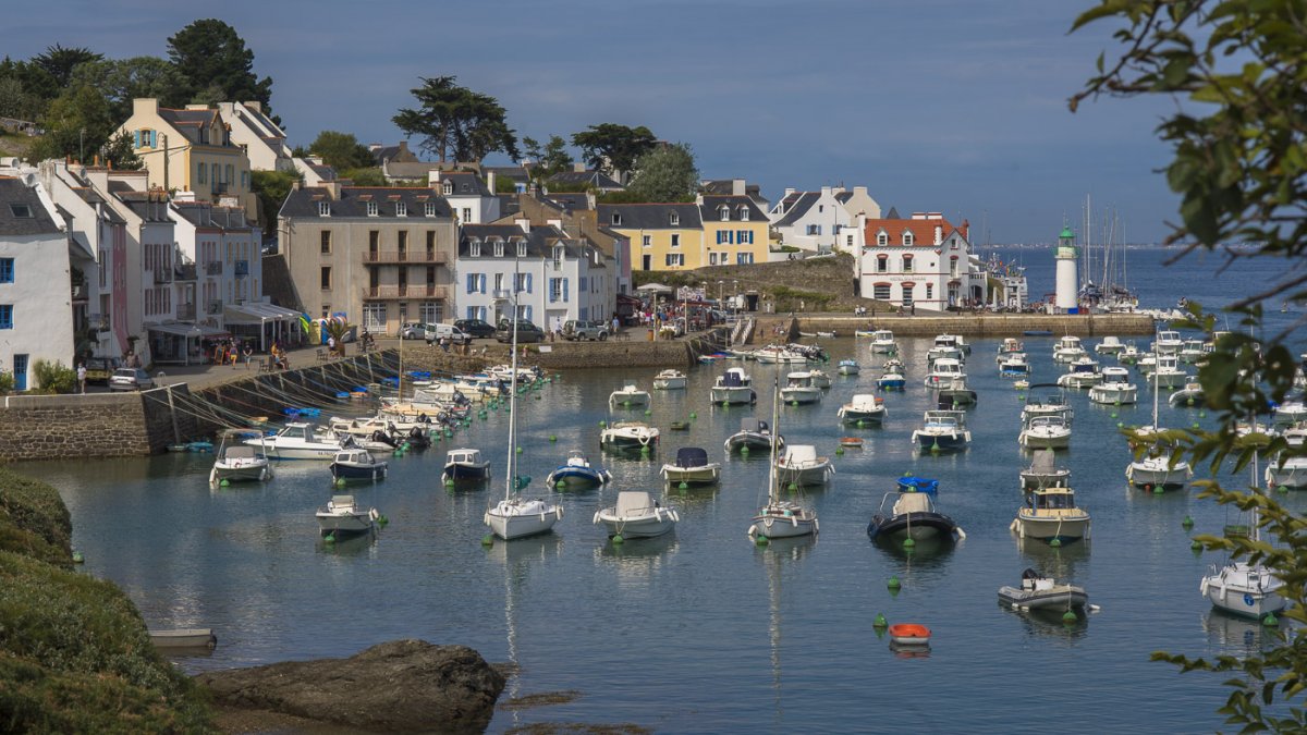Sail along the coast of South Brittany