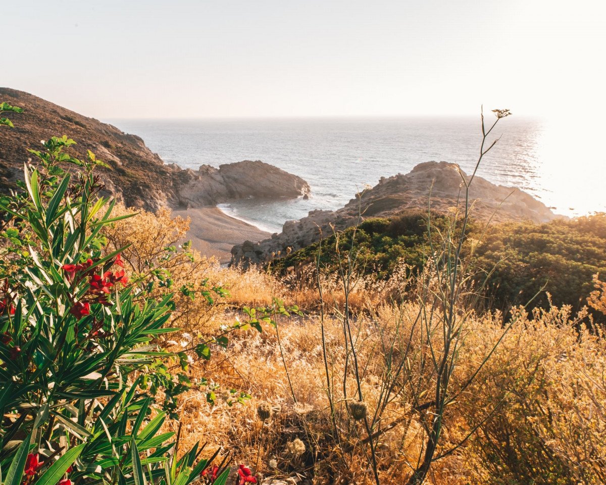 Goditi la vista delle spiagge e delle baie delle Isole Greche del Nord Egeo