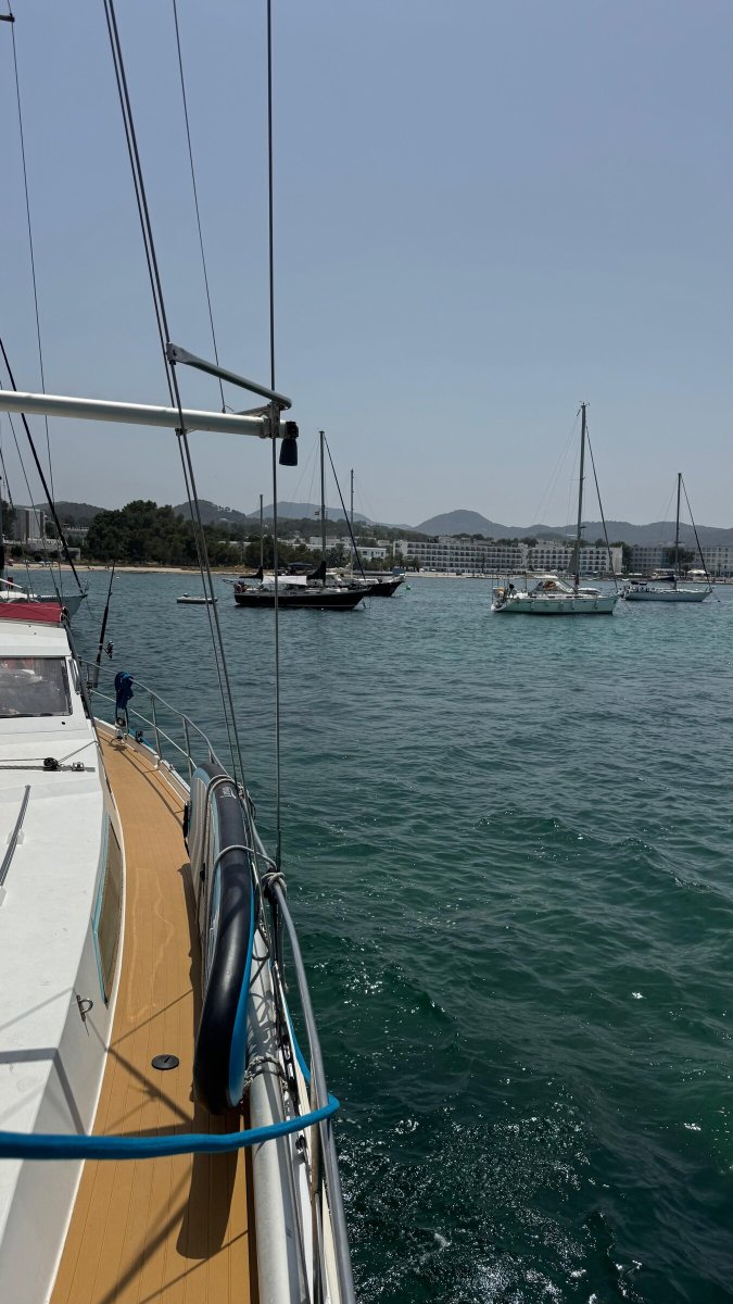Capitán enseñando navegación en el mar de Cerdeña
