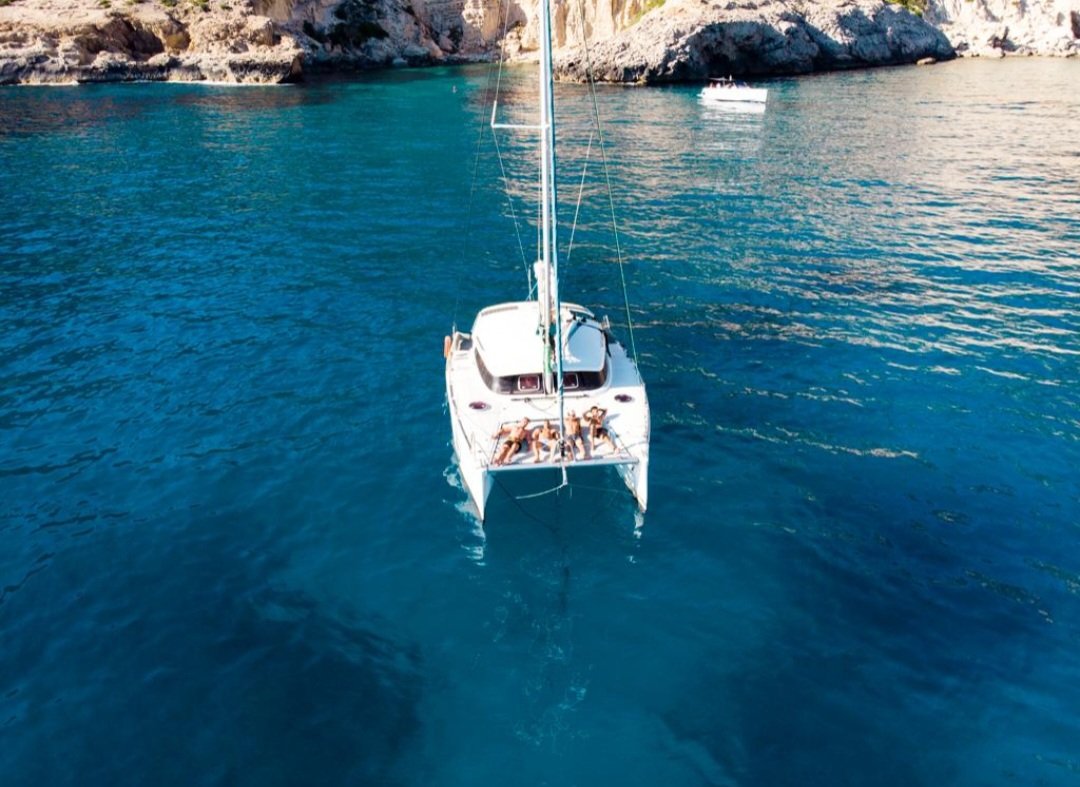 Segeln Sie durch die kristallklaren Gewässer von Ibiza und Formentera