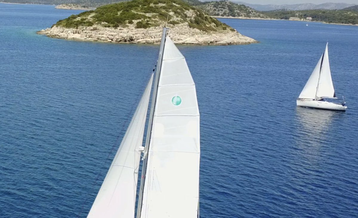 Tramonto su un sailboat