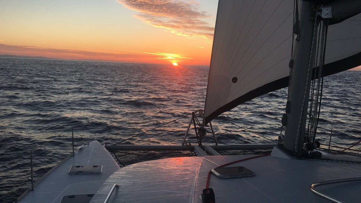 Barco de navegación en el Atlántico