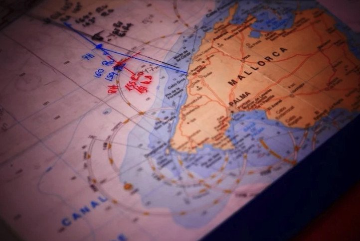 Sailing navigation training on a yacht