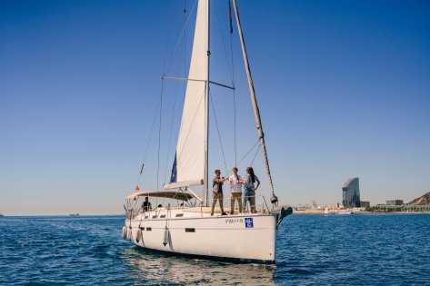 Paseo en velero por Barcelona con bebidas y pica pica