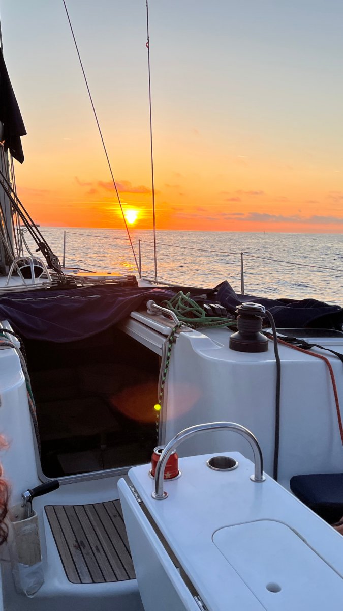 Sunset sailing durante un eclipse lunar