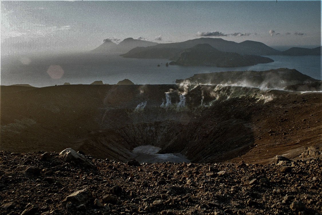 Naviga nel Mar Tirreno da le Isole Eolie al Golfo di Napoli