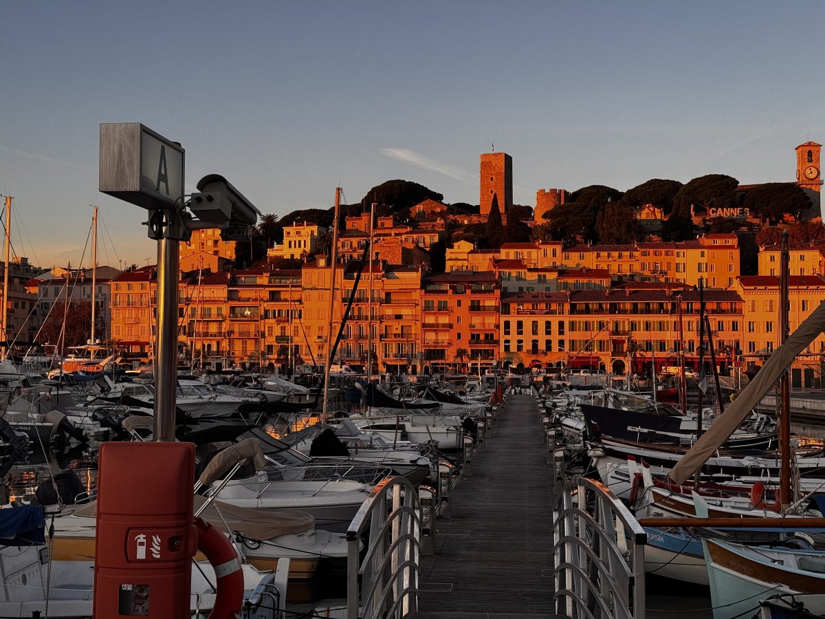 Luxusyachten, die an der sonnigen Côte d'Azur segeln