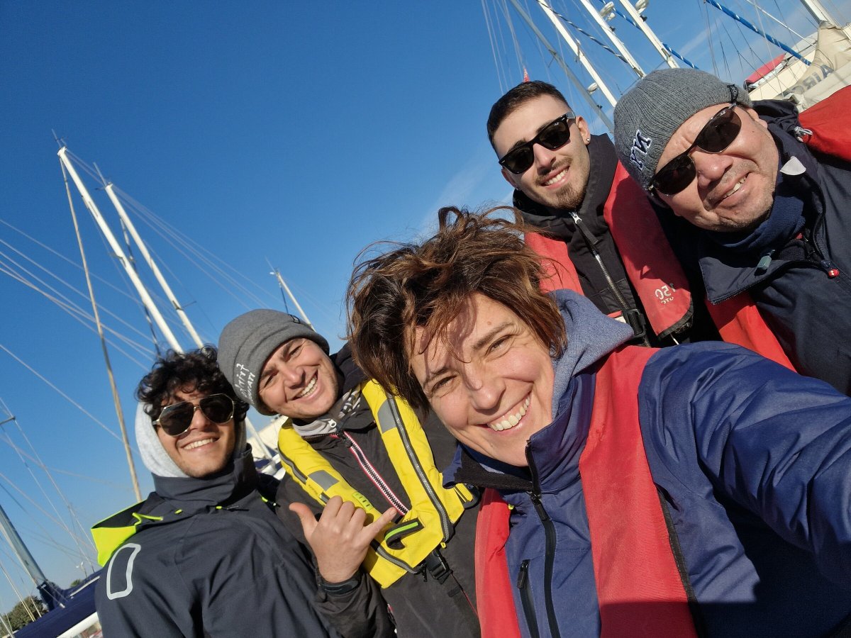 Aprende navegación en barco en nuestras emocionantes clases