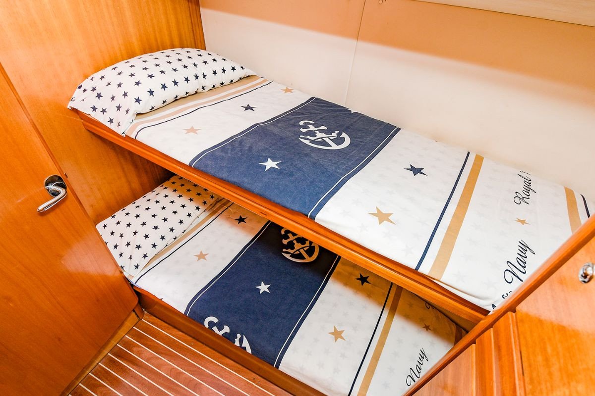 Bavaria Yachts - 14.99 {{i18n.meters}}