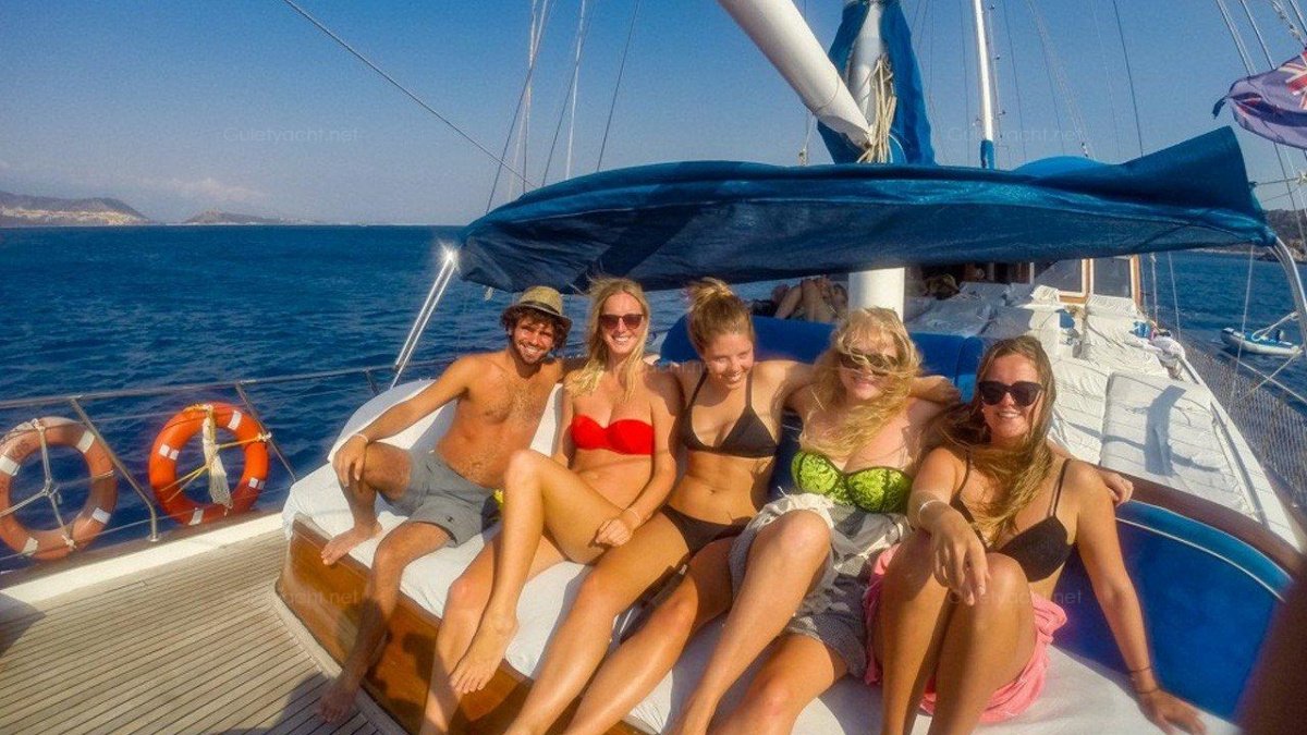 cabin-charter-sample-cabin-charter-photos-29