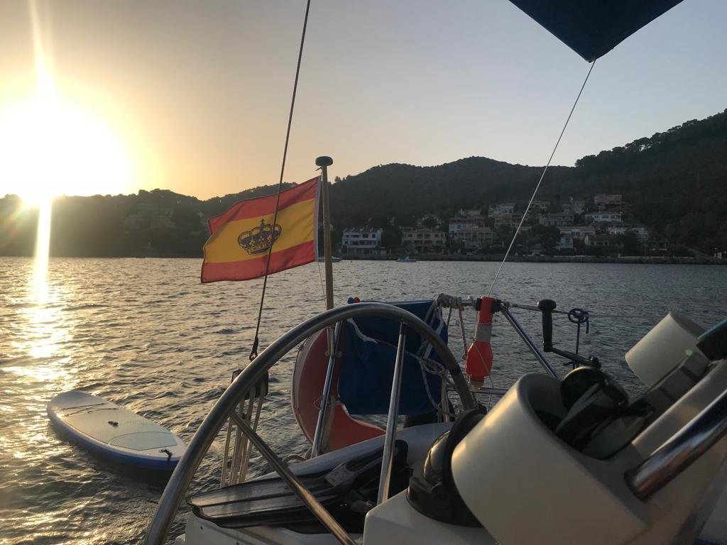 Disfruta de un día de pesca en el mar con nuestro barco