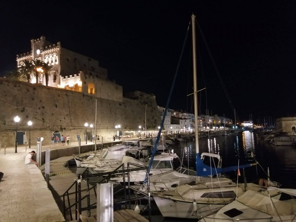 Práctica de yoga en un velero