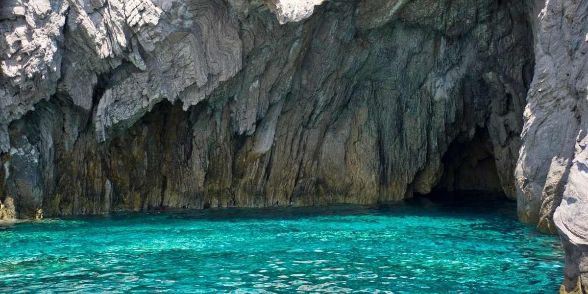Navega por las aguas cristalinas de las Islas Eolias en un catamaran