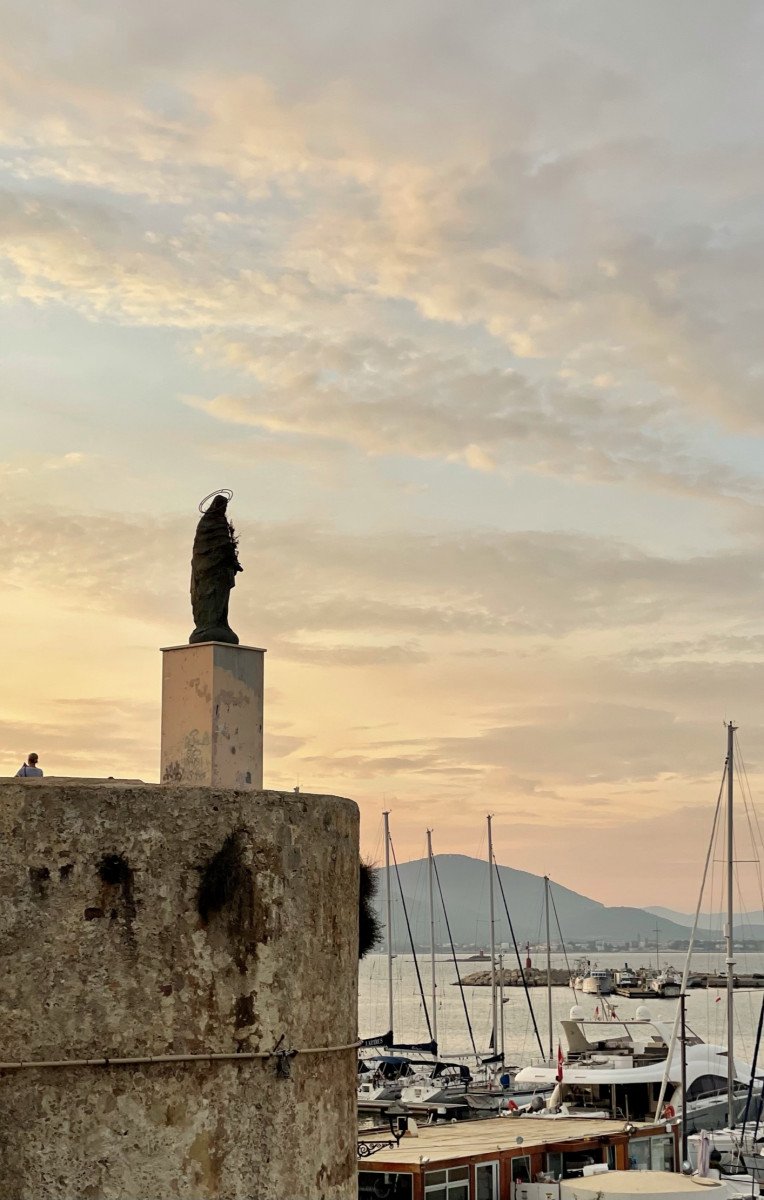 Embarcación en aguas tranquilas