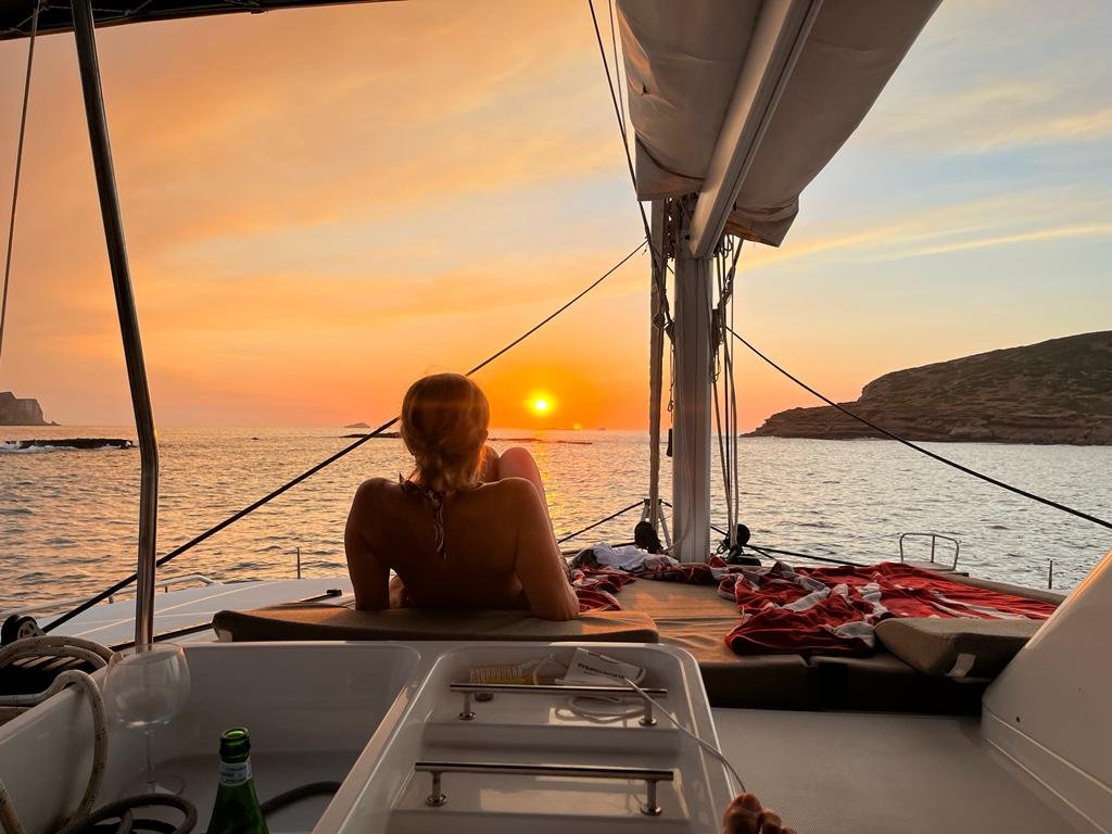 Descubre las bahías y calas ocultas de Ibiza en un velero