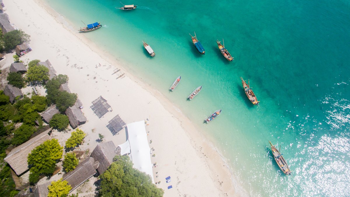 Corso di navigazione sotto il sole tropicale