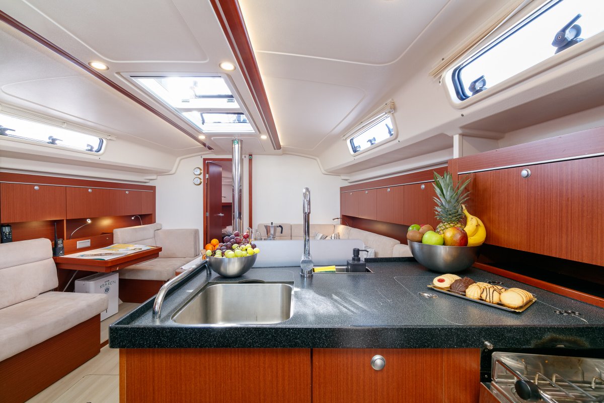 Sailboat - Hanse - 12 meters