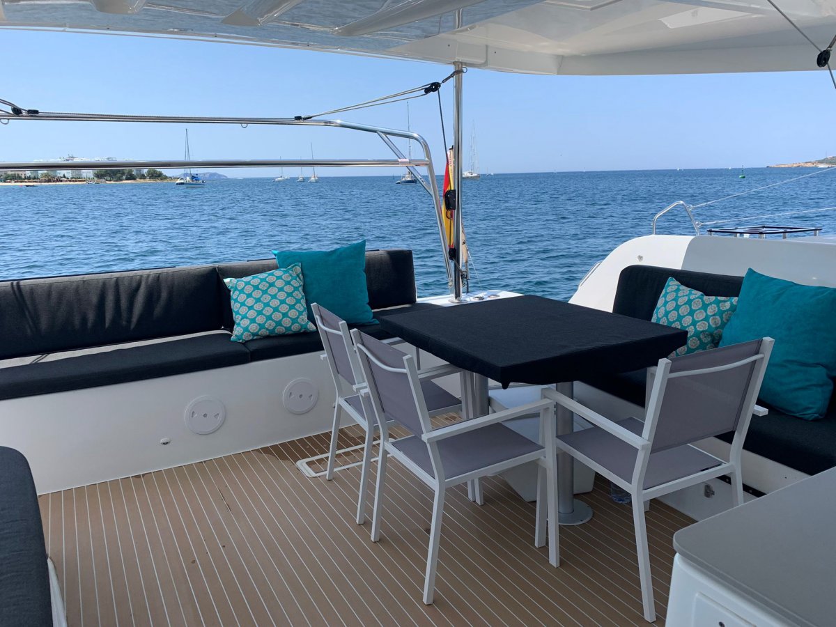Barco Lagoon 46 en alquiler semanal en Ibiza para 8 personas