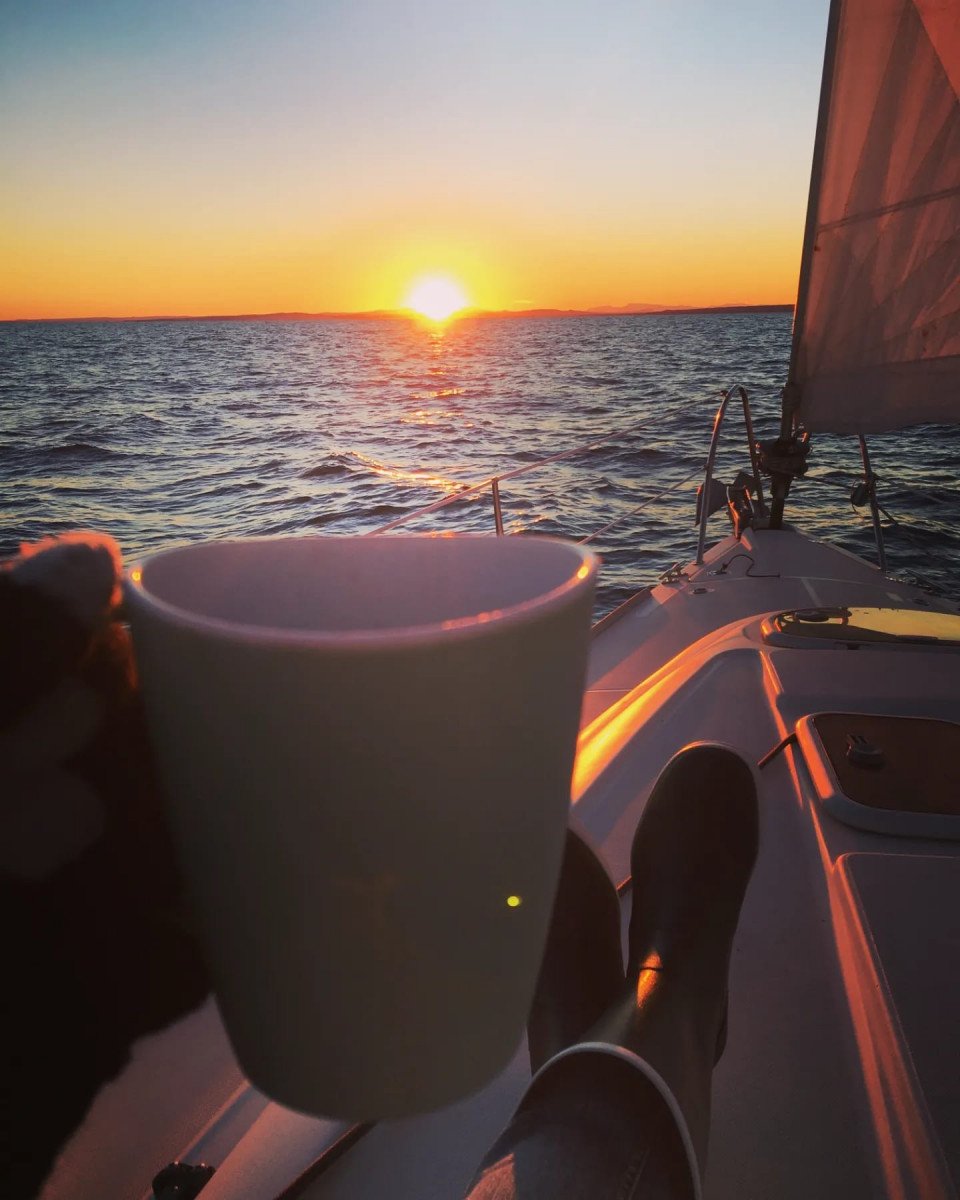 Paseando en barco por Tabarca al atardecer