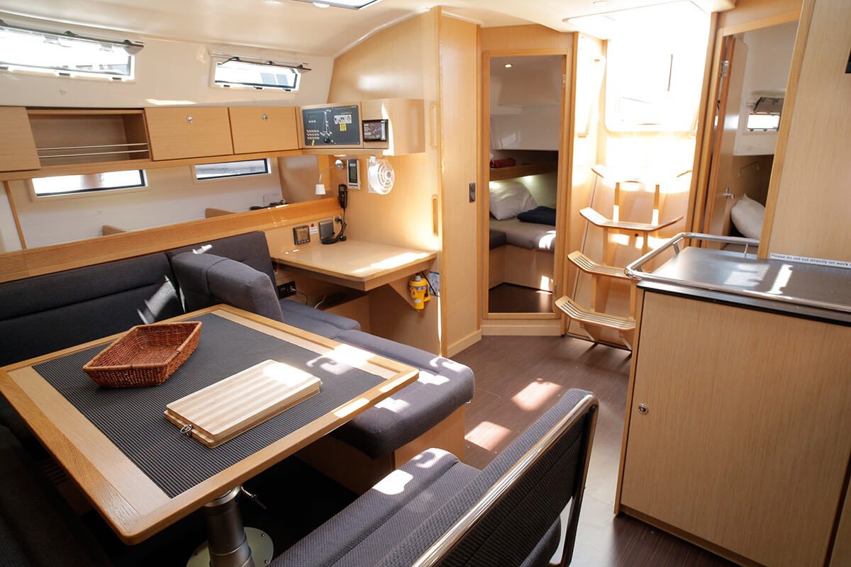 sailboat-rental-barcelona-bavaria-45-cruiser-cabin-1