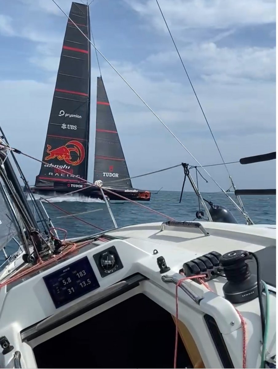 I partecipanti si preparano per la regata a Barcellona