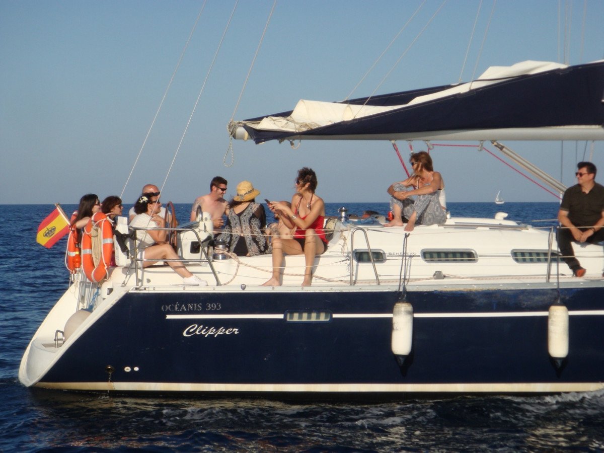 Barco de vela en la costa de Menorca