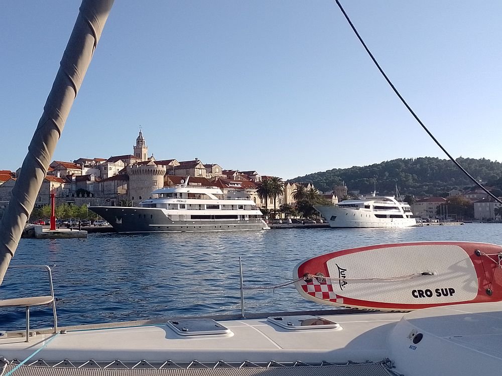 Luxusyachten segeln in türkisfarbenen Gewässern