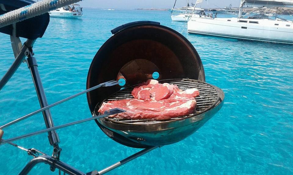 Learn to sail in the calm waters of San Blas