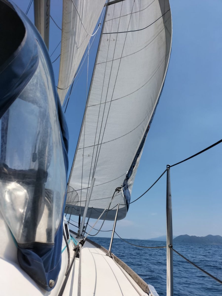 Entdecken Sie das Mile Building auf Ihrem Segelboot