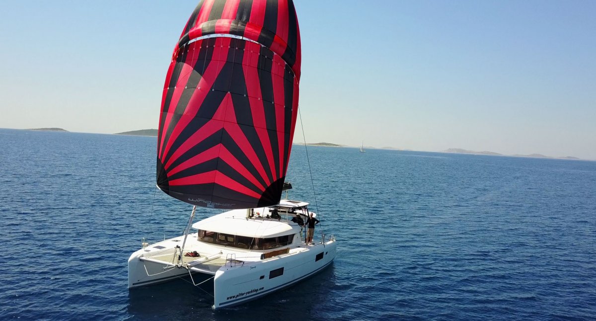 Volo in catamarano attraverso il mare aperto verso Maiorca