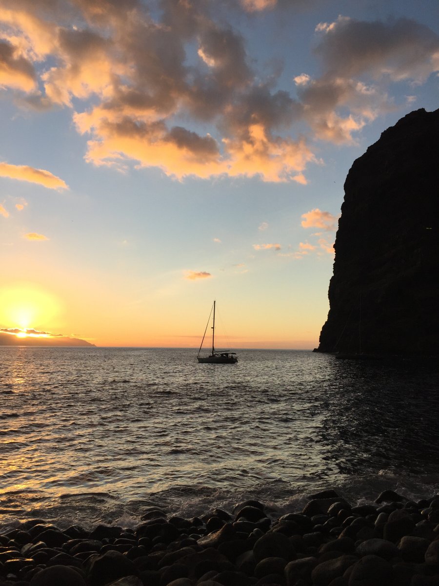 Navegación a vela entre islas y Trekking entre volcanes en las Islas Canarias