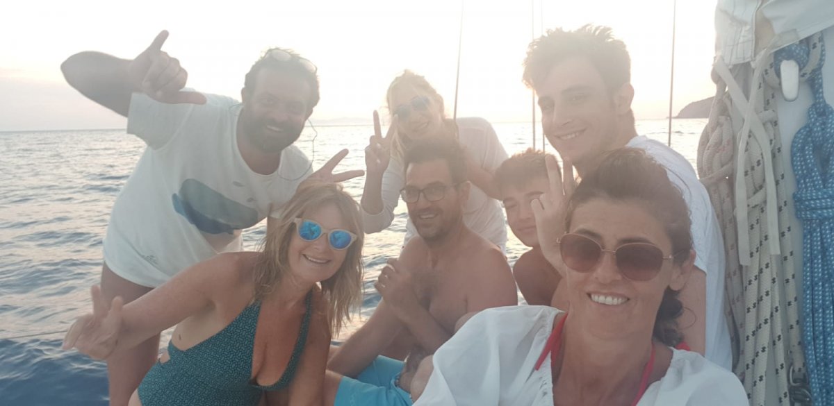 Navigando nelle acque azzurre della Sardegna.