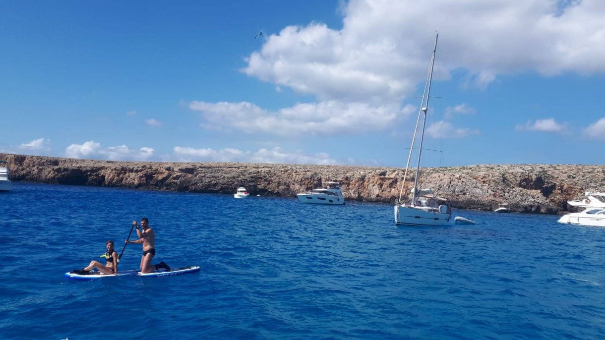 Práctica de yoga en un velero