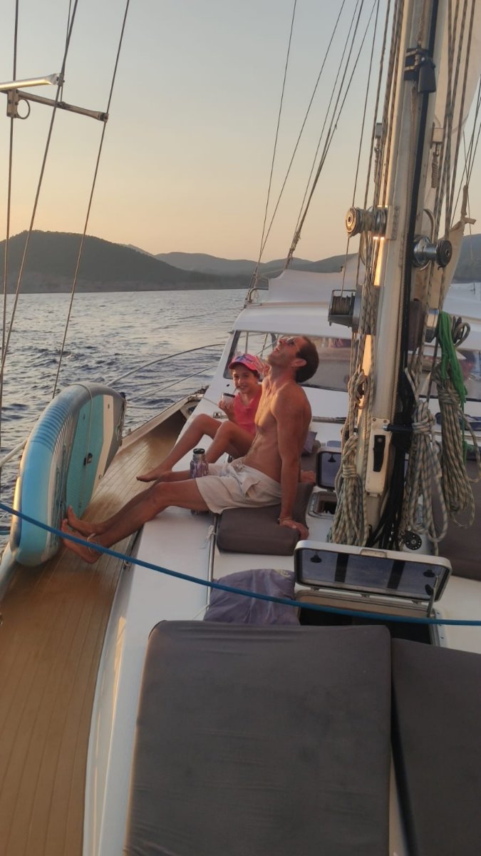 Barche a vela nel mare azzurro