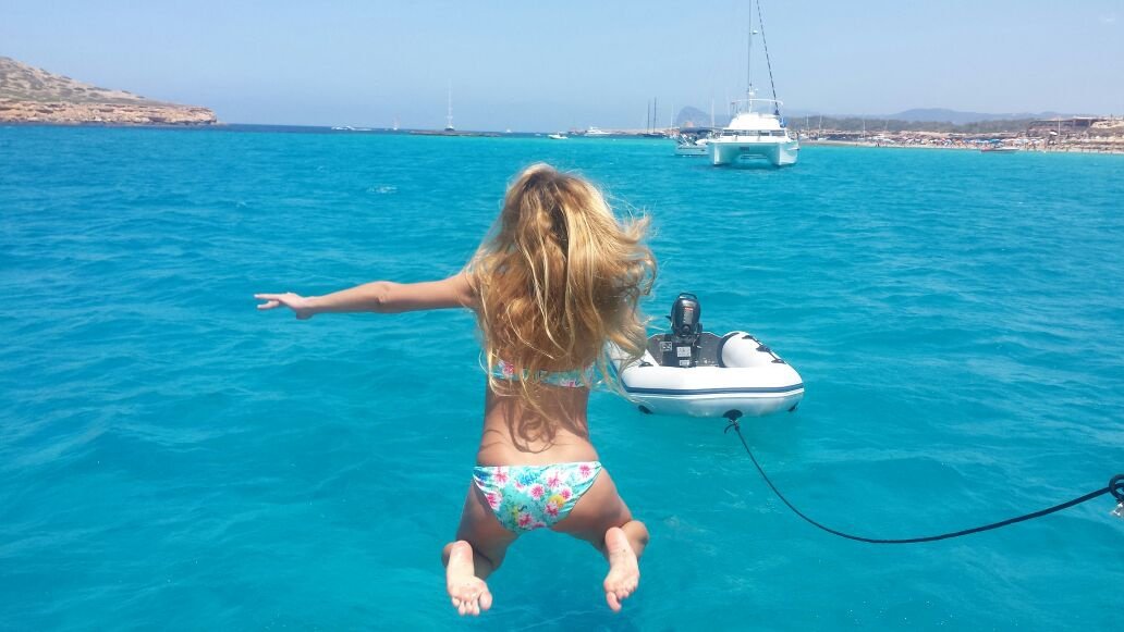 Enjoy the natural beauty of San Blas from a boat