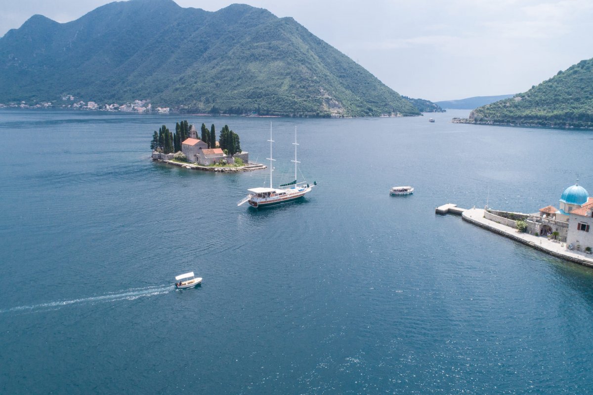 Kreuzfahrten entlang der bergigen und felsigen Küste Montenegros