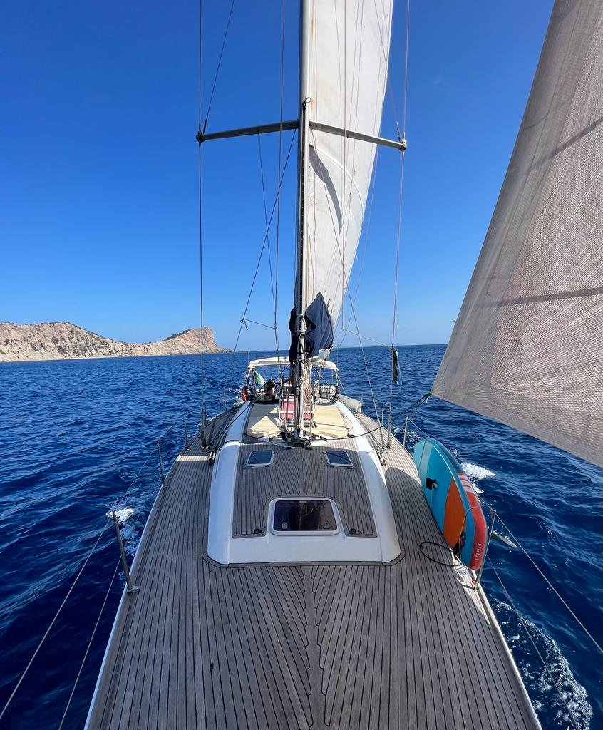 Gruppe von Seglern, die eine Reise auf dem Meer genießen