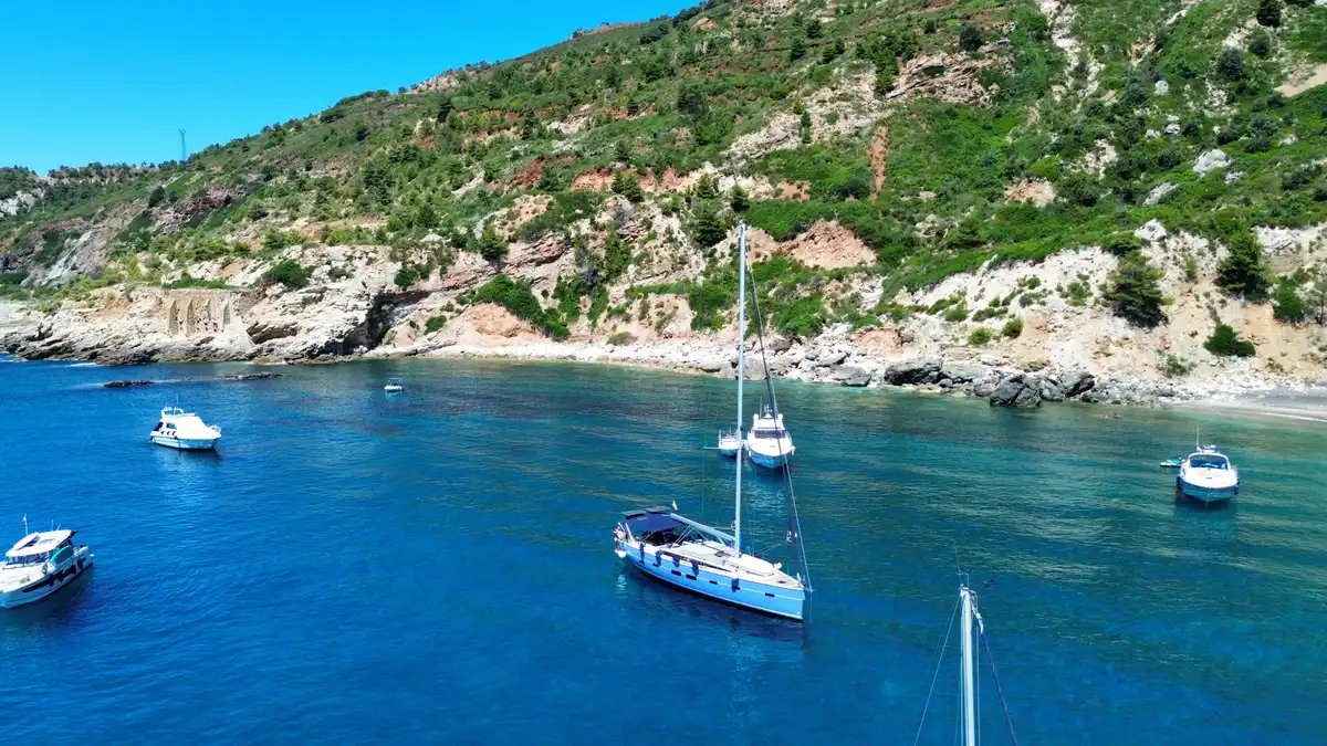 Navegando por el mar con un barco de 15 metros