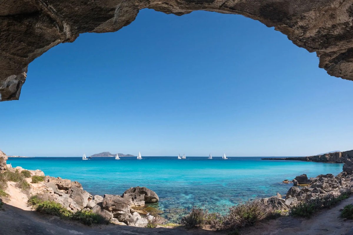 Corso di navigazione nel mare tra Sardegna e Sicilia